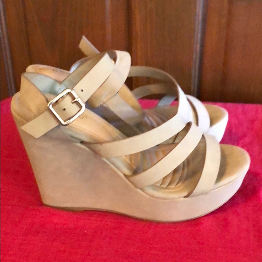Tan wedge